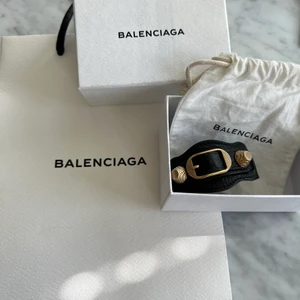 Armband frrån Balenciaga - Superfint armband från Balenciaga med guldiga detaljer. Påse, låda, dustbag och kvitto tillkommer!🖤 Använd men fortfarande bra skick! Finns 3 olika storlekar du själv kan justera till