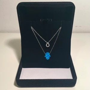 Silver halsband  - Två jätte fina silver halsband (S 925) 💙 Den formad som en droppe för 60kr, Hamsa/Fatimas handen finns inte kvar 💙
