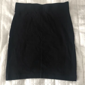 Svart kjol🖤 - Svart tajt kjol från Ginatricot! Storlek XS. Jag står för frakten🖤