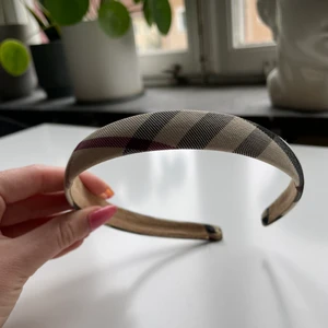 Rutigt diadem - Fint rutigt diadem som inte gör ont bakom öronen