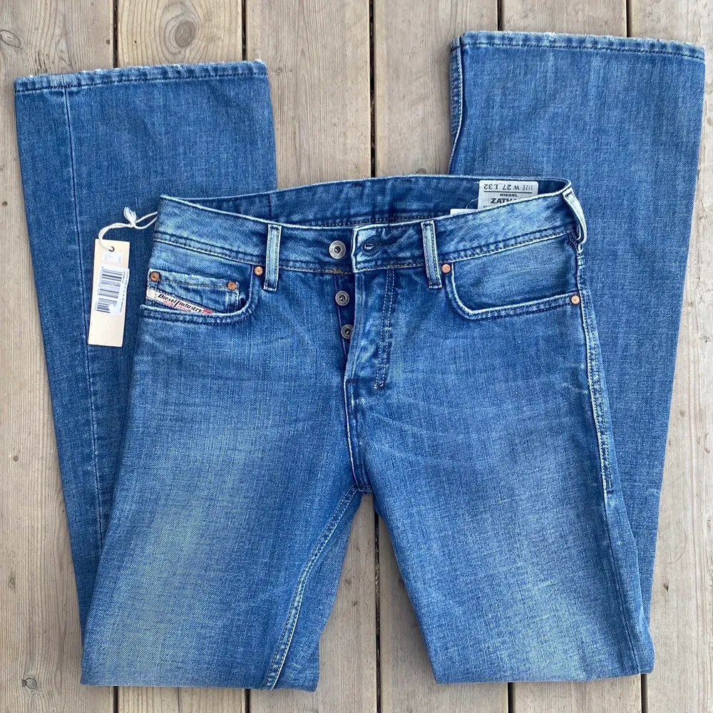 Vintage midwaist bootcut jeans från Diesel i oanvänt skick med prislapp kvar. NYPRIS IDAG CA 1600 KR. 76 cm midjemått, innerbenslängd 82 cm. W27, L 32, modell ZATHAN. Tyvärr för små för mig så har ingen bild hur de ser ut på!. Jeans & Byxor.