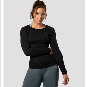 ICANIWILL Everyday Seamless LS Black i M - Helt OANVÄND (prislapp kvar) träningströja från ICANIWILL. Perfekt svart träningströja med skönt och luftigt material i storlek medium (M). Originalpris 449kr, säljer för 245 (inklusive frakt som jag står för). 