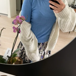 Stickad tshirt  - Stickad tshirt från zara!❣️❣️❣️jätte fin blå