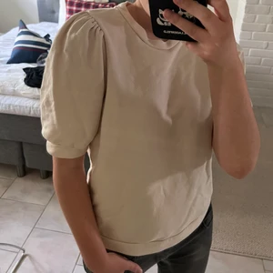 Beige blus aktig tröja😚 - Säljer nu denna super fina blus-aktiva tröja från piesec. Använd fåtal gånger och som ny! Såklart kan pris diskuteras💗🙌