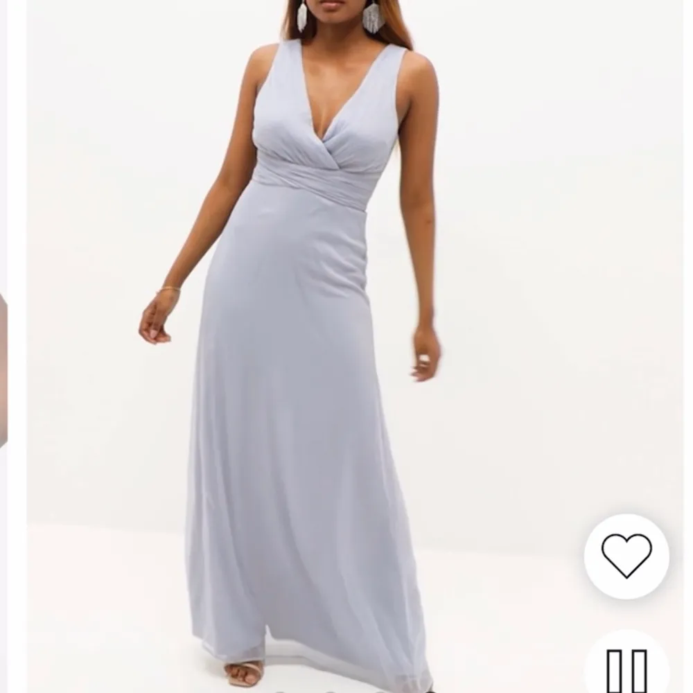 Säljer nu denna fina balklänningen i storlek 34 (xs) från Nelly. Den är slutsåld. Hanb tyvärr inte returnera den o hittade en annan💕 köp direkt för 300+ frakt . Klänningar.
