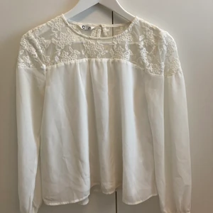Vit blus🤍 - En vit blus i strl 158, men skulle säga att den passar XXS-XS. Passar bra till avslutning eller konsert t.ex🤍