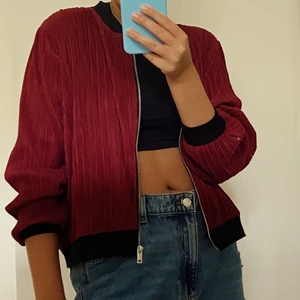 Röd overzise jacka - Röd overzise jacka/blus i härligt matriel! Den är från bikbok i storlek M! Jätte skön och härlig att ha på sig! 🌹❤️