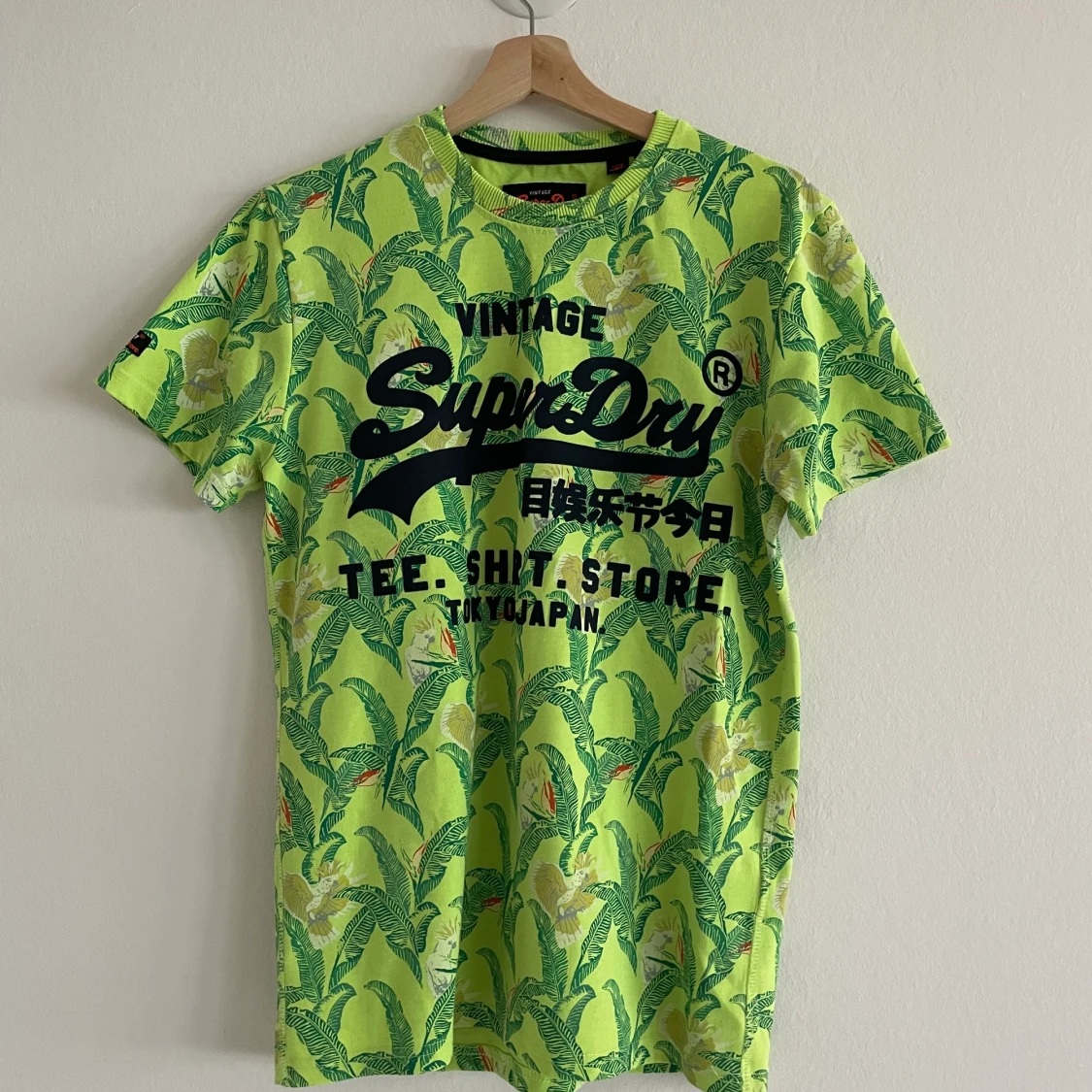 Superdry t-shirt grön med mönster M