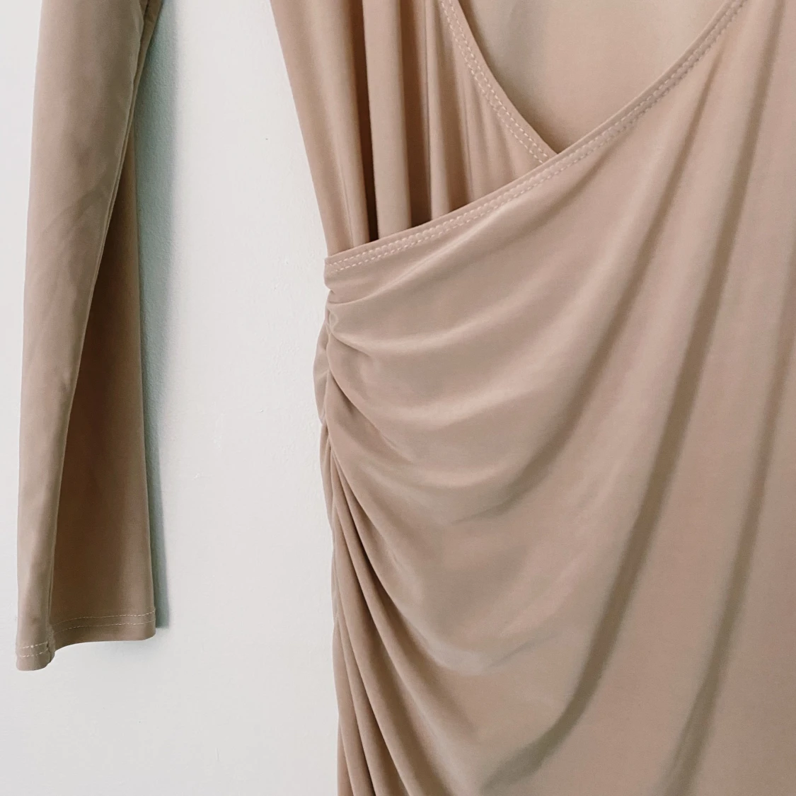 Nude fodralklänning med öppen rygg🌸 - 91