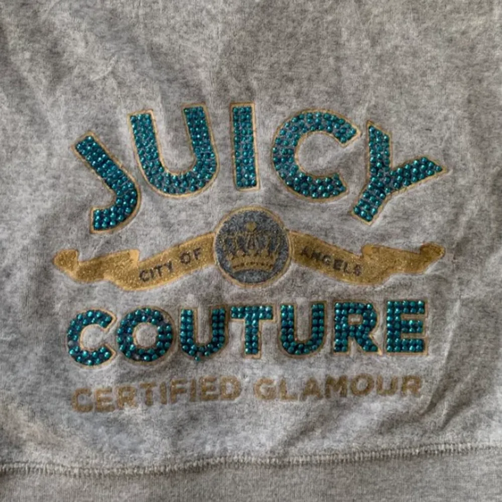 En juicy couture zipup hoodie jag köpt på plick, men som tyvärr inte passar mig. Den är i size 8 och skulle säga att den passar som xxs (lånade bilder) SÅLD. Hoodies.