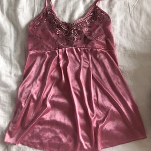 Jättefint sidenlinne!! - Så snyggt och fina detaljer!!! Står inget märke eller storlek men skulle uppskatta det till en S/M, passar mig som är S. Justerbara band och bra skick.