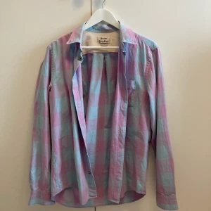 Oversized skjorta💕 - En oversized skjorta som jag köpte på second hand förra året. Står att det är storlek 50, skulle säga att den är XS-M beroende på hur man vill att den ska sitta.💕💗