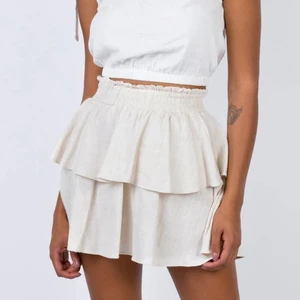 Linne volang kjol - Superfin beige linnekjol, perfekt till sommaren💕 Storlek US 6 och passar någon med XS eller S. Köpt för ca 660kr och sen fick jag betala 200kr tull på det. Helt ny och endast testad, blev inte riktigt nöjd så nu hoppas jag att nån annan kan uppskatta den🥺