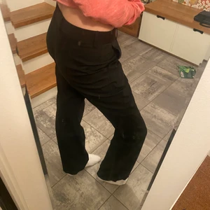 Kostymbyxor tiger of sweaden  - Säljer dessa supersnygga kostymbyxorna som tyvärr inte kommer till andvändning längre. De är lågmidjade och sitter bra på mig som är 170cm och vanligtvis har 34-36 i byxor💛De är dock uppsrättade längst nere så de är lite längre men de går alltid att sy upp.                                                     köparen betalar för frakten💙