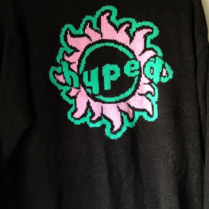 HM TRÖJA I BRA SKICK  - Den här är en tröja från hm som är väll använda men fortfarande i bra sikt, köpte den för några månader sen. 😊 om du är  intresse är det bara att skriva på