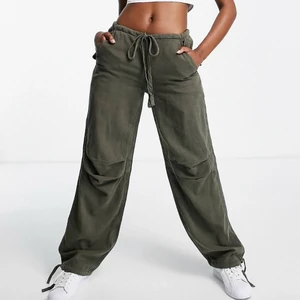 Cargo byxor lågmidjade  - Säljer nu mina kära byxor från ASOS då dom är försmå. Dom är aldrig använda och i storlek 36. Köpte de för ca400kr, säljer de för 250kr. De är kakifärgade i linnetyg å sitter som en smeck. Köparen står för frakten men vid snabb deal står jag för den. Bara att höra av sig om du undrar över något eller vill ha fler bilder.💕