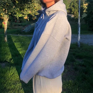 Grå hoodie - Säljer denna fina hoodie! Jätte fin och mysig sitter lite overzised på mig som är xs-s. Passar nog mellan xs-m!💓 det är några små svara prickar på högre bröst alltså som något sorts märke men som inte syns på bilderna kan ta bild på det om du vill! 