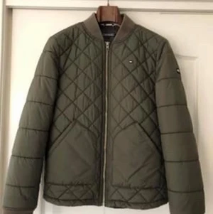 Tommy Hilfiger jacka - Snygg Tommy Hilfiger jacka. Grön. Stl 164 = L (15-17 år).                                         Aldrig använd.  Nypris 1400 kr. 