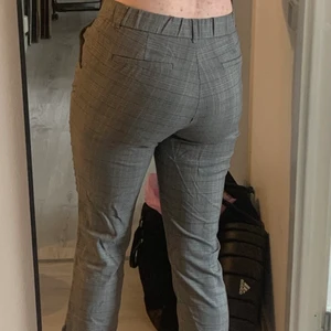 Kostym byxor från Zara - Ett par supersköna kostymbyxor i strl L i grått rutmönster från Zara. Ca 3 år gamla :) jag kan mötas upp i Täby eller skicka mot frakt, vi kan komma överens om fraktalternativ! 