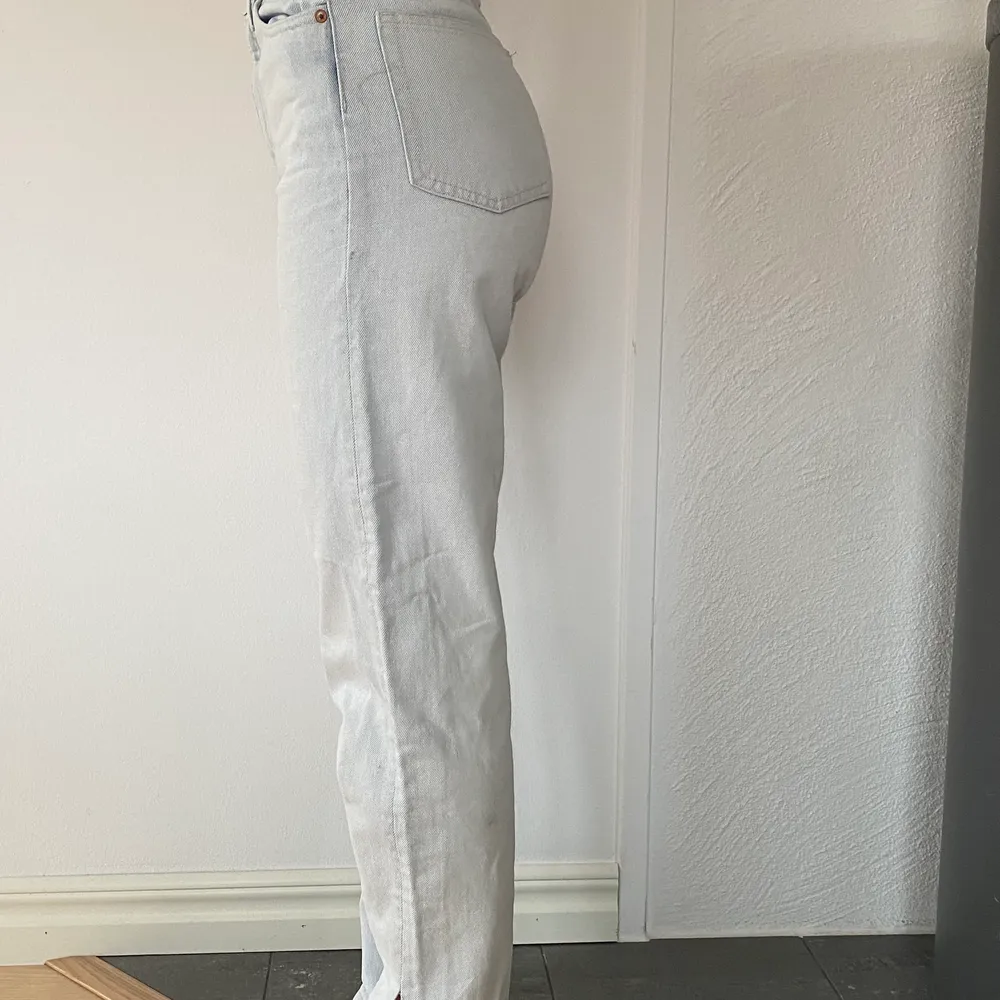 Snygga Lash jeans från Weekday, ljusblå/gråa. Bra kvalitet, högmidjade. Slits längst ner! 💓. Jeans & Byxor.