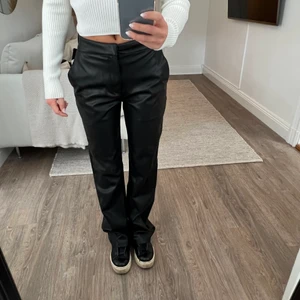 skinnbyxor - så fina skinnbyxor från nakd, hög midja men jag viker ner dem i midjan när jag använder dem. en liten fläck som inte gått bort i tvätten men tycker inte alls den syns när man använder dem! 