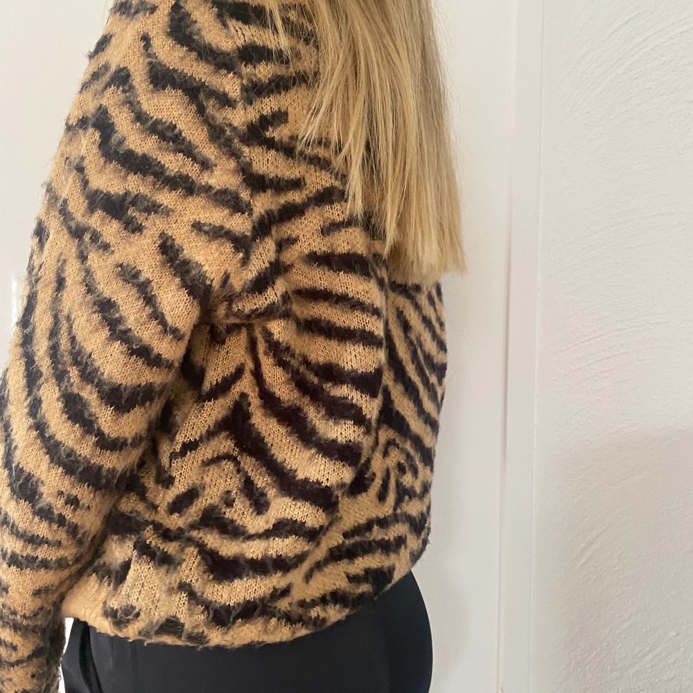 Fin och go H&M tröja med zebra mönster, svart och brun! storlek S🖤🧡 . Tröjor & Koftor.
