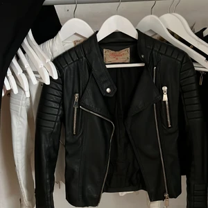 Svart och vit skinnjacka från chiquelle  - Skinnjackor från chiquelle i svart och vit, 150kr/styck. VIT ÄR SÅLD, endast svart kvar