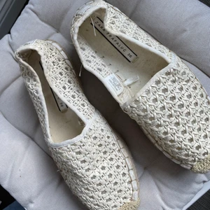 Zara skor - Säljer dessa fina fina zara skorna då jag sjukt nog har gått upp en skostorlek 😭 Knappt använda då de köptes i slutet på sommaren och sen blivit för små. De kan både användas som slip ins då man kan vika ner hälen eller som espandrillos! 💗