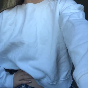 Vit sweatshirt - Vit croppad sweatshirt ifrån lager 157!! Storlek xs/s💓💓 100kr +frakt