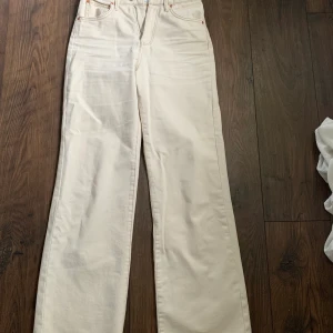 Beiga jeans - Snygga beigea jeans, i storlek 36, som tyvärr är för små i midjan för mig. Skulle säga att de passar som både xs och s💓