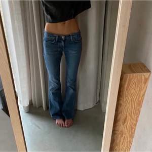 Jättesnygga lågmidjade bootcut byxor som tyvärr är för små på mig. Köpta på Plick men säljer de vidare då de ej passade!☺️💞 skriv privat vid frågor