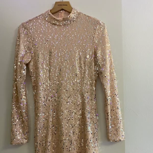 Knälång klänning med paljetter - Knälång klänning med silver paljetter