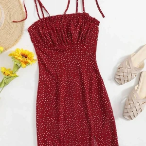 Röd klänning med hjärtan  - Säljer en liknande klänning på bilden, samma modell fast den jag säljer är med vita hjärtan istället. Super söt klänning, aldrig använd💕