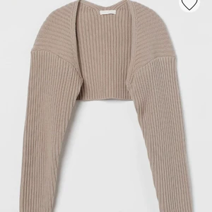 Bolero från H&M - Säljer denna Slutsålda boleron från H&M, storlek M men passar mig som brukar ha storlek S. Frakt ingår.