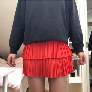 Zara kjol  - Säljer denna plisserade korta kjolen från zara i en superfin röd färg, Köpt förra året men aldrig använd därav prislappen kvar, storlek S🥰