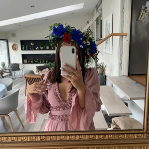 Sommarklänning  - Säljer denna otroligt fina sommarklänningen, perfekt för midsommar!! Köpt på Boohoo förra sommaren, använd en gång! 