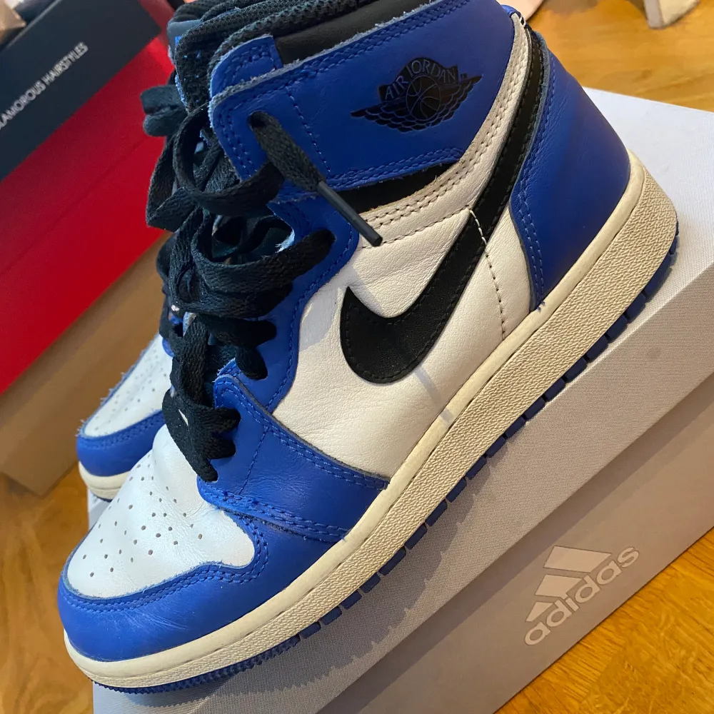 Nike air jordan i royal blue, bra skick, strl 37, kan mötas i sthlm. Skor.