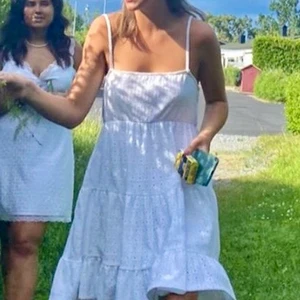 Klänning Pull&bear - Så fin klänning som tyvärr är för stor för mig 😩 Använd endast 1 gång 💕 Köpt på pull&bear! kolla gärna in mina andra inlägg❤️