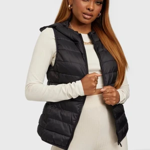 Svart väst - En svart väst ifrån Everest ingen Luva och i storlek Xs-s jag är 160 passar mig perfekt! Original pris 300kr säljes för 150kr