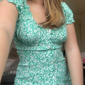 Grön blommig klänning - Supersöt sommarklänning från Gina tricot! Är i mycket fint skick och säljs för att den inte kommer till användning tyvärr. Hör gärna av dig för frågor eller fler bilder!❤️