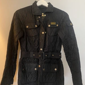 Barbour jacka strl 34 - Säljer nu min fina barbour jacka som är mycket sparsamt använd! I storlek 34. Kan tänka mig att gå ner i pris vid snabb affär, om varan ska fraktas så står köparen för detta.   Nypris: 2000kr