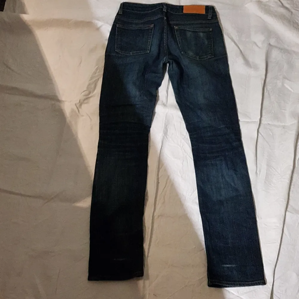 Snygga jeans från ACNE model Hex DC. Strl 27/32. Långa ben.  Nypris 2375 kr. Mycket gott skick. Säljes för 400 kr.. Jeans & Byxor.