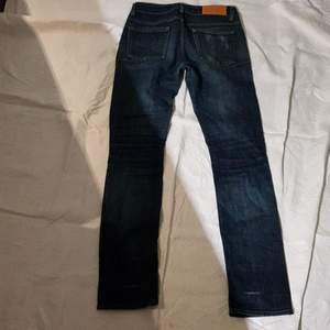 Snygga jeans från ACNE model Hex DC. Strl 27/32. Långa ben.  Nypris 2375 kr. Mycket gott skick. Säljes för 400 kr.
