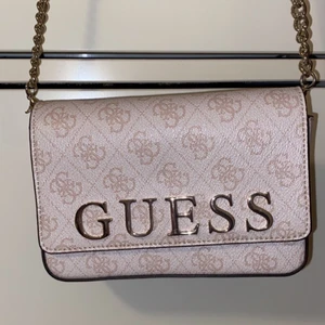 Guess väska - Säljer med äkta guess väska som bara är använd 1 gång! Ny pris var 1,5k❤️ Finns en liten fläck inne i väskan med syns knappt irl🥳 Priset kan diskuteras 