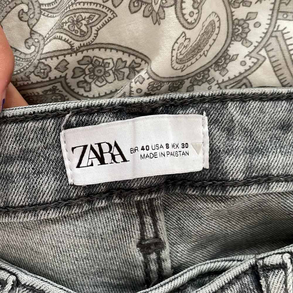 Jätte snygga gråa jeans från Zara med slits. Använda ett fåtal ggr men fortfarande i snyggt skick, dock är de lite slitet nere vid benen eftersom byxorna vart för stora för mig. Skriv för fler bilder på det. Säljer då de inte kommer till användning länge. Priset kan diskuteras via snabb affär 💞. Jeans & Byxor.