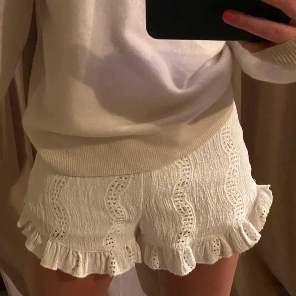 Fina zara shorts mer info finns på min andra anons längre ner i min profil o förra tjejen va oseriös 💞vill bli av med d så fort som möjligt allt över 100kr säljer jag för . Shorts.