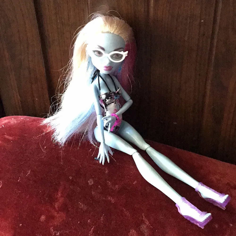 Två monster High dockor frakten varierar beroende på vikten så jag kan inte säga hundra procent frakten . Kostymer.