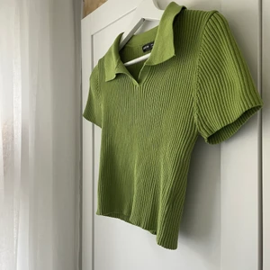 Piketröja - Superfin grön ribbad pikétröja! Varit en stor favorit men har börjat ledsna på den tyvärr. Är i jättefint skick!