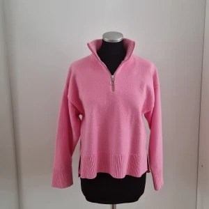 Zara stickad rosa tröja - Använd cirka 3 gånger, storlek smal, märke ZARA, köpt 2021.