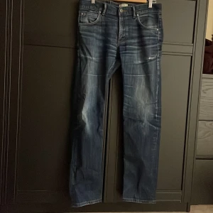 Lågmidjade jeans - Köpta begagnade. Jätte fint skick förutom en lite slitning vid ena fickan. Osäker på storlek och märke. Men skulle säga att de passar en M